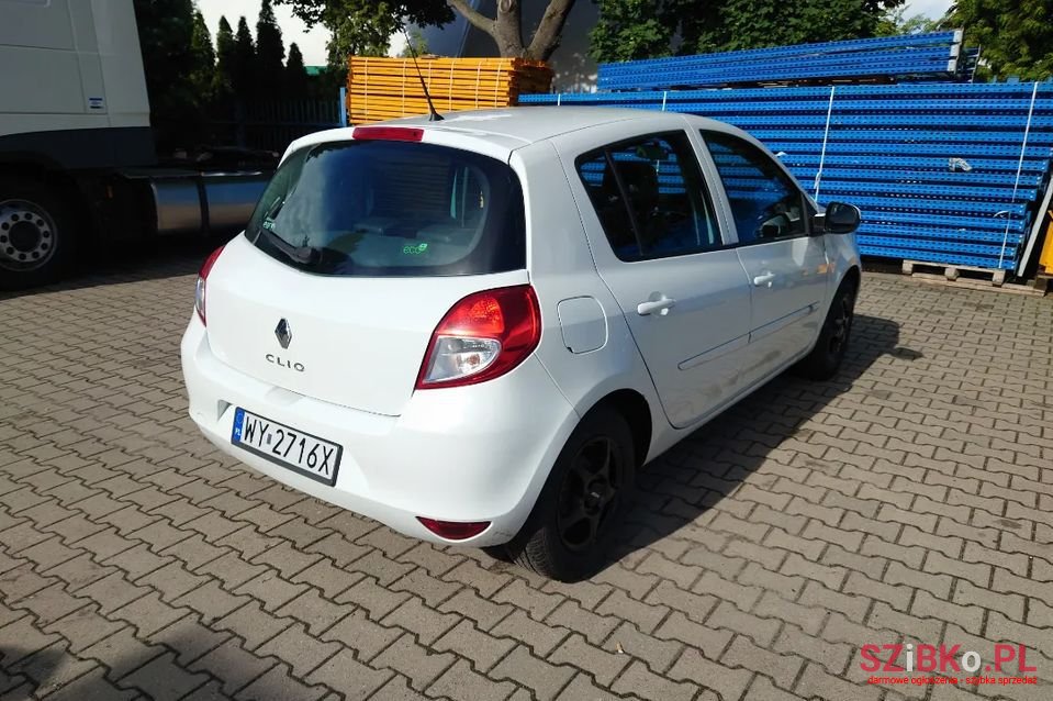 2010' Renault Clio photo #3