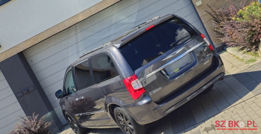 2016' Chrysler Town & Country 3.6 Limited photo #5