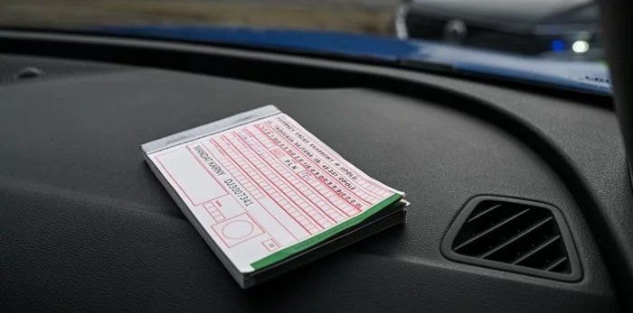 Kierowca zaufał sztucznej inteligencji. Zamiast 100 zł mandatu zapłacił 800 zł