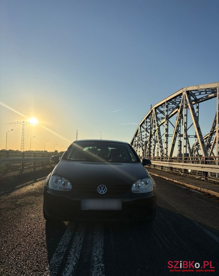 2005' Volkswagen Golf photo #2