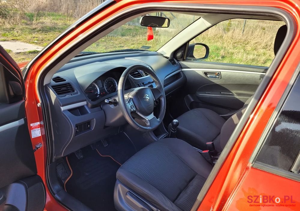 2011' Suzuki Swift photo #5