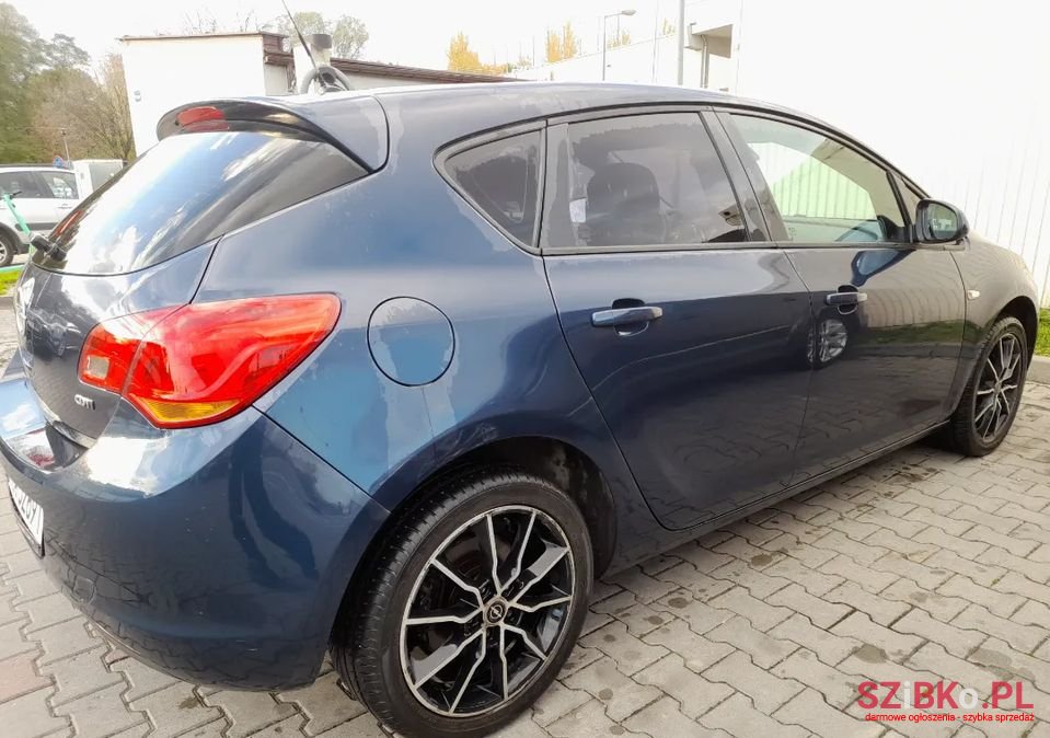 2011' Opel Astra photo #5