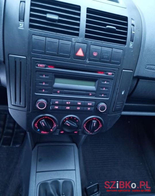 2005' Volkswagen Polo photo #6