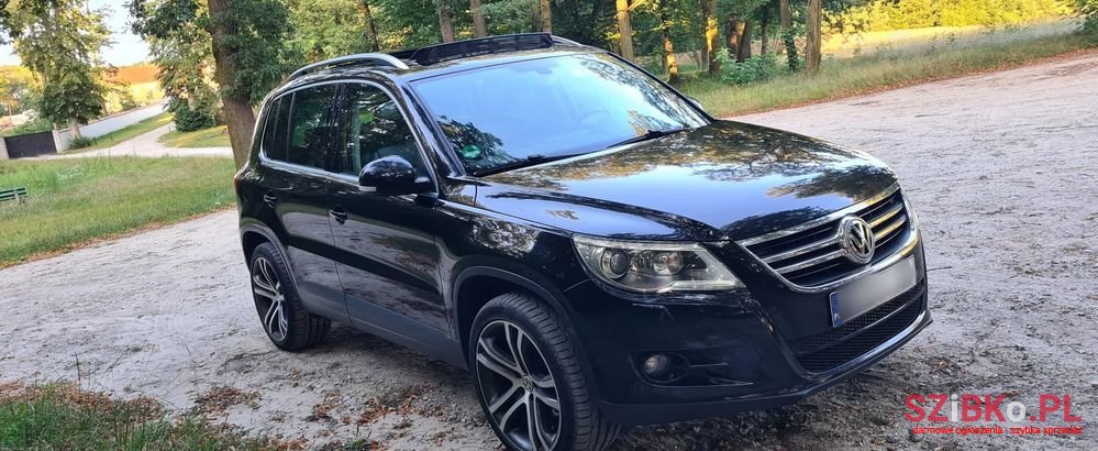 2010' Volkswagen Tiguan photo #2