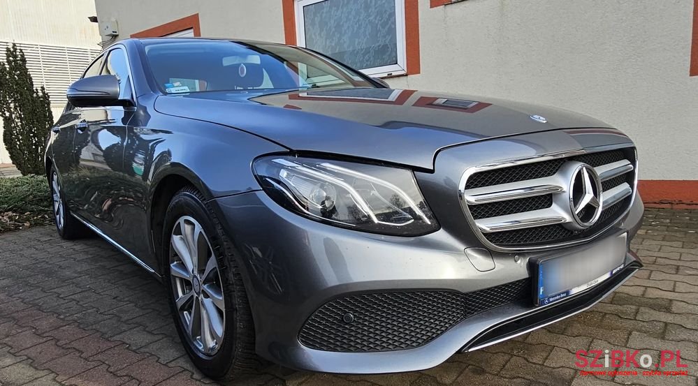 2016' Mercedes-Benz E-Class 200 9G-Tronic photo #3