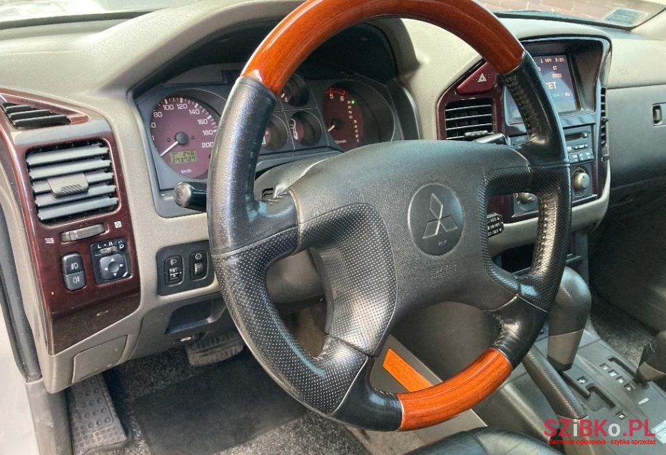 2001' Mitsubishi Pajero photo #5