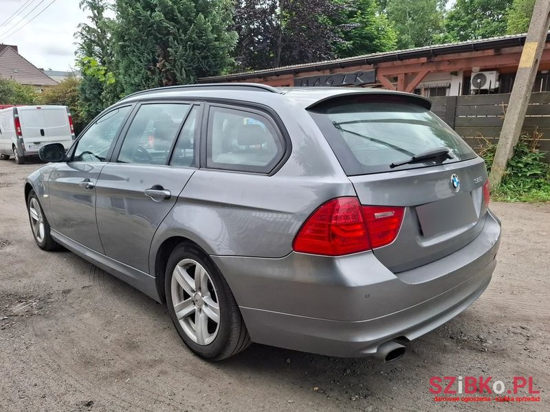 2010' BMW 3 Series 320I photo #3