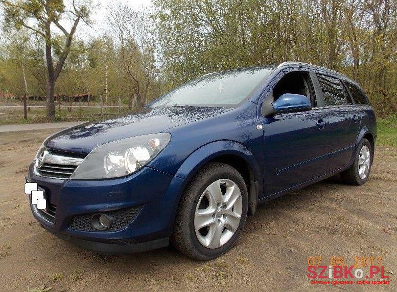 2010' Opel Astra photo #1