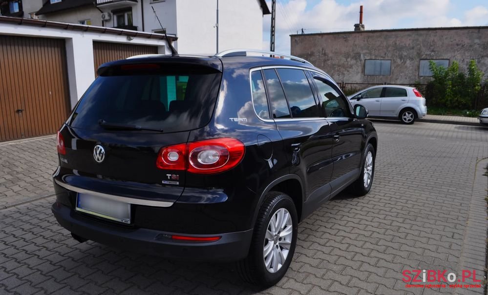 2011' Volkswagen Tiguan photo #6