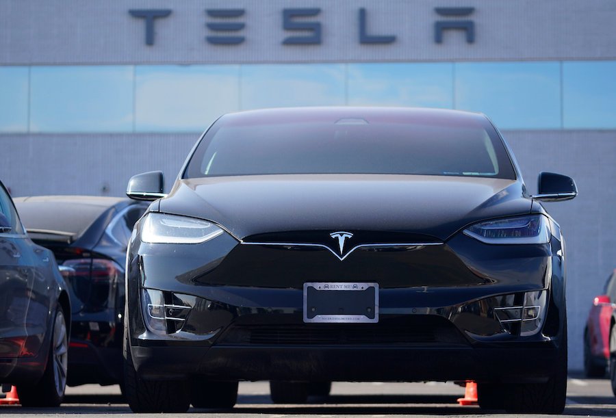 Tesla оголосила відгук 578,6 тисяч електромобілів через проблеми зі звуком