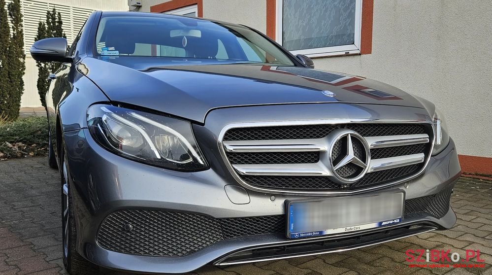 2016' Mercedes-Benz E-Class 200 9G-Tronic photo #1