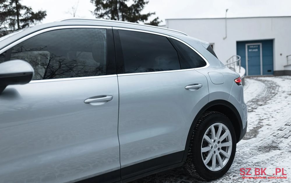 2020' Porsche Cayenne E-Hybrid Tiptronic S photo #4