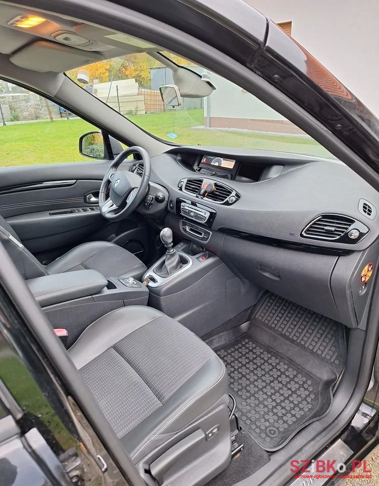 2011' Renault Scenic photo #6