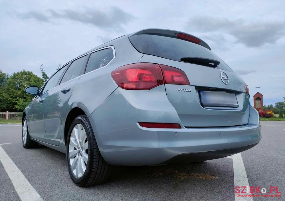 2011' Opel Astra photo #4