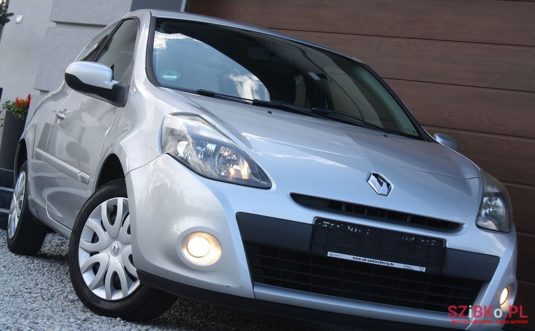 2011' Renault Clio photo #1