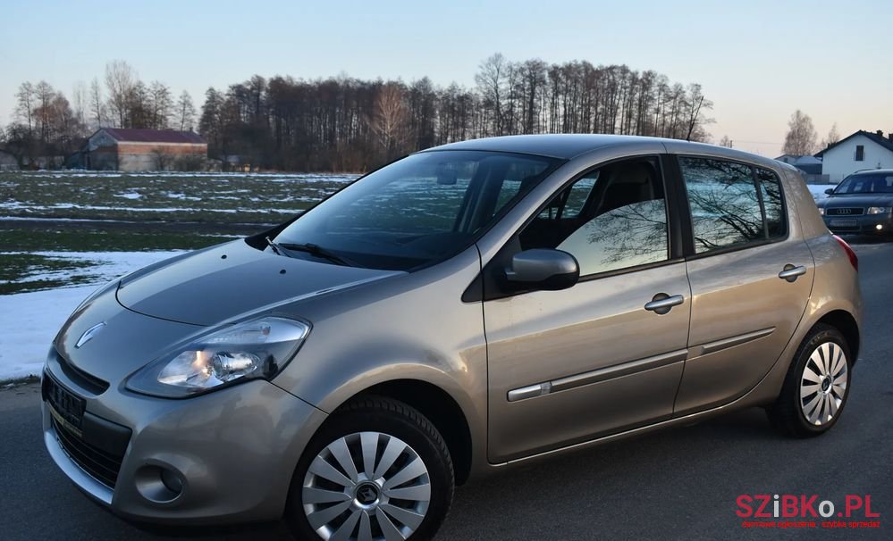 2010' Renault Clio photo #3