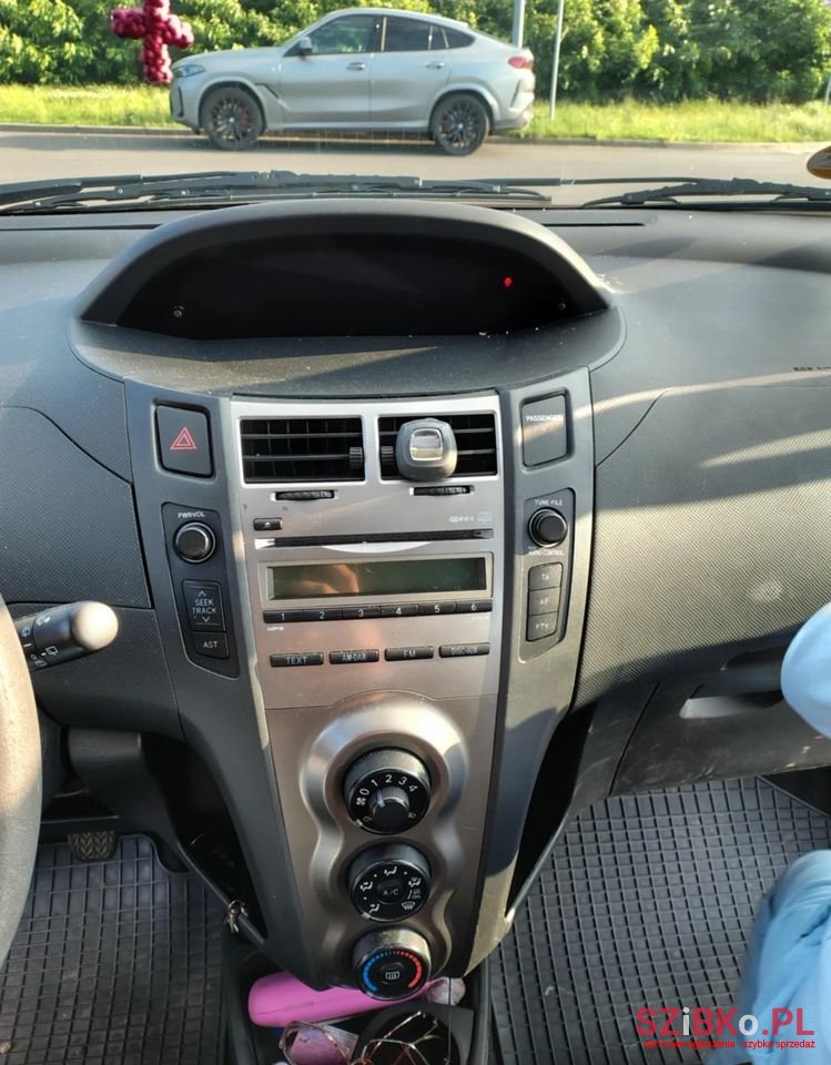 2009' Toyota Yaris photo #2