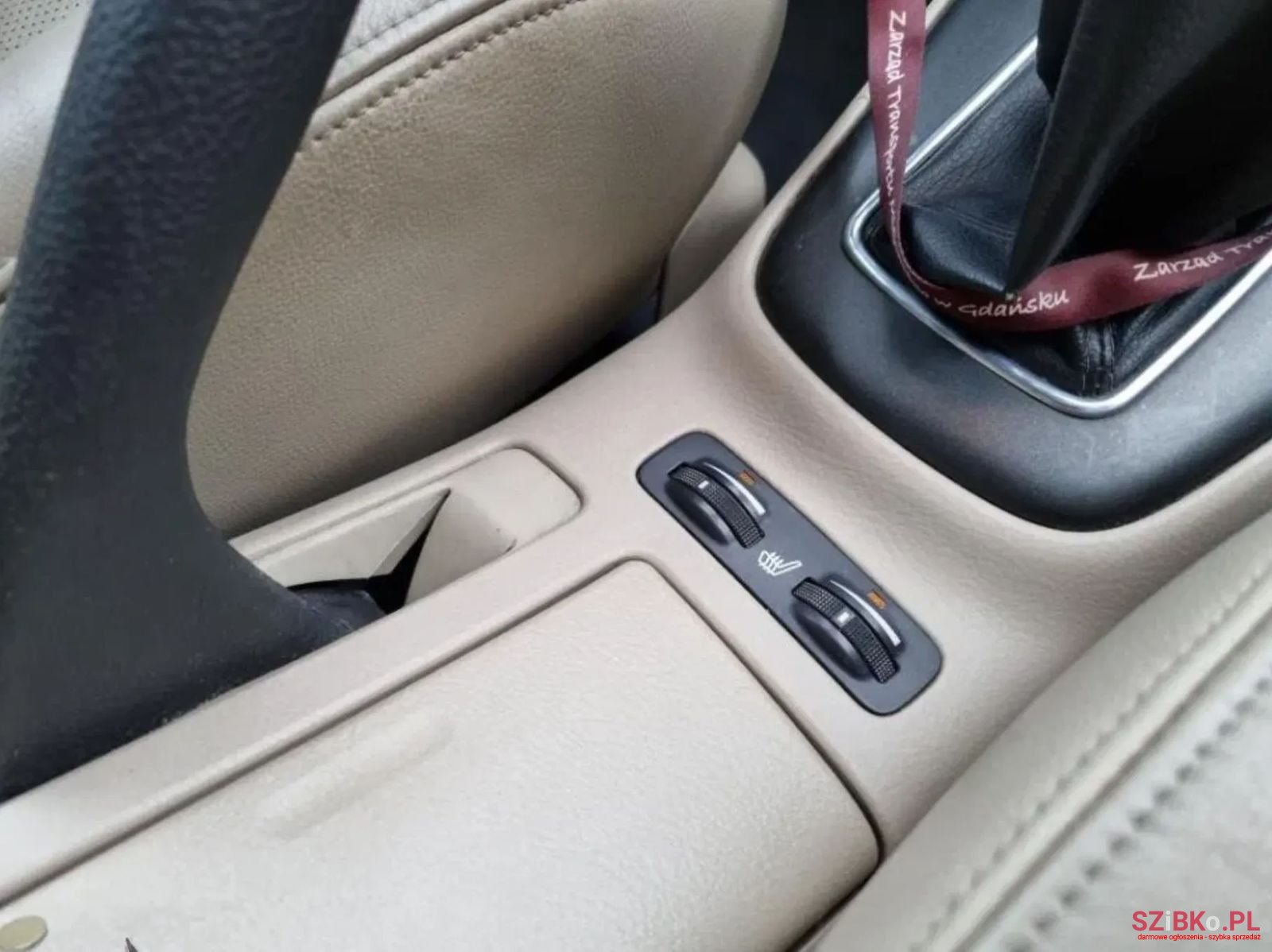 2004' Toyota Avensis photo #5