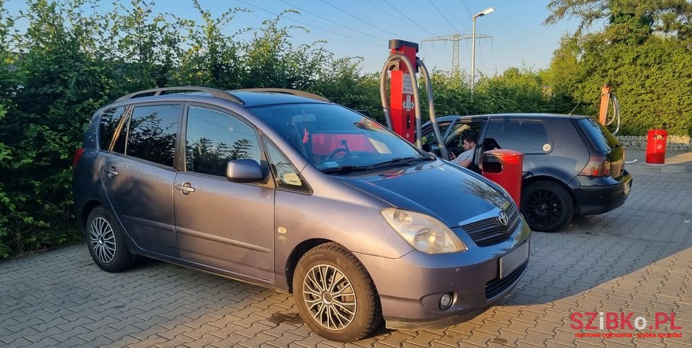 2002' Toyota Corolla Verso photo #1