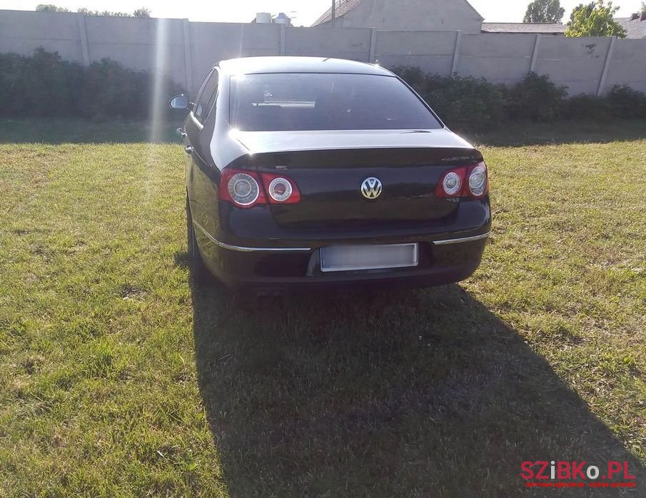 2005' Volkswagen Passat photo #3