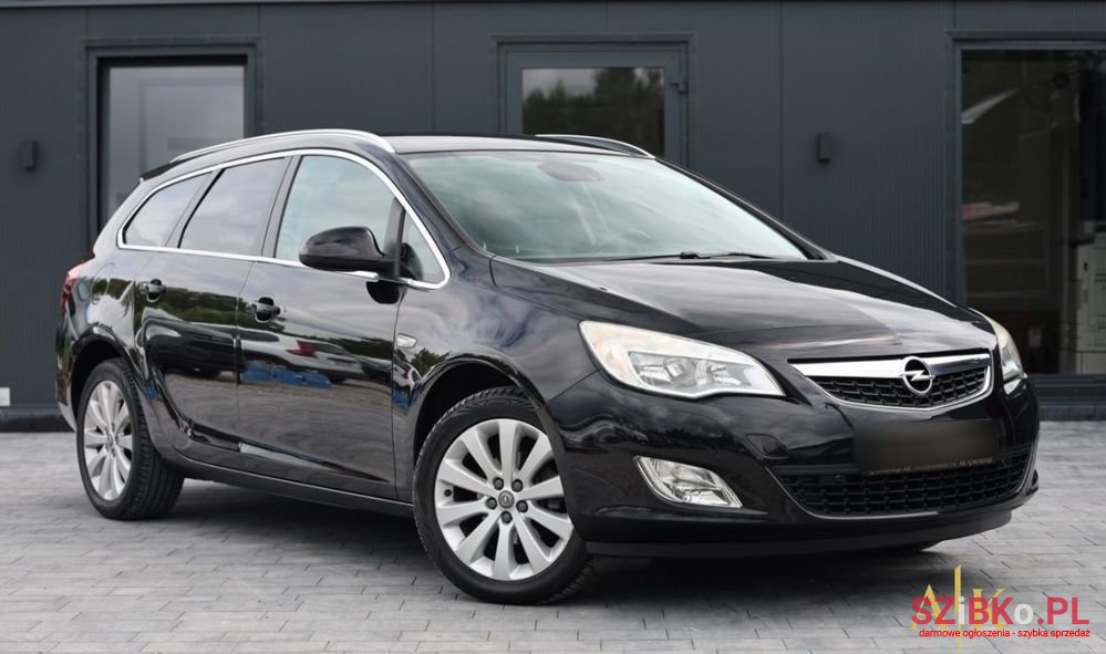 2011' Opel Astra photo #3