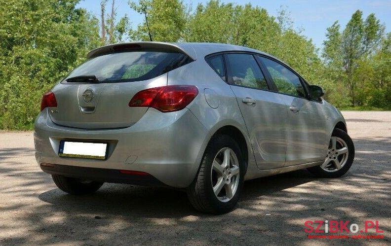 2012' Opel Astra photo #3