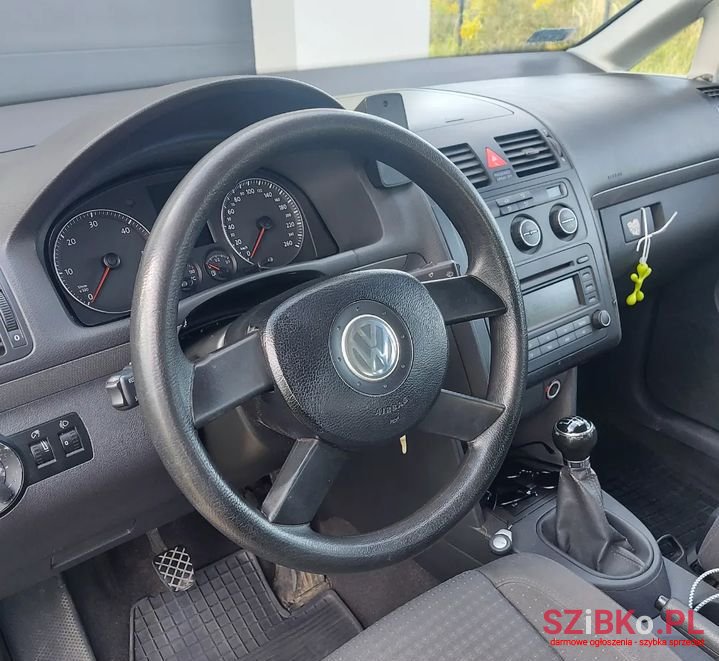 2004' Volkswagen Touran photo #3