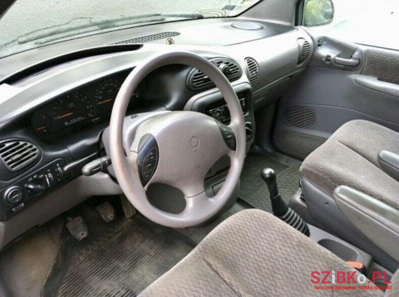 2000' Chrysler Voyager photo #2