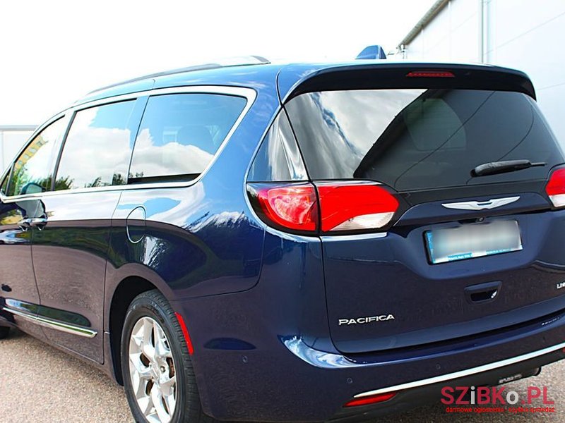 2017' Chrysler Pacifica photo #4
