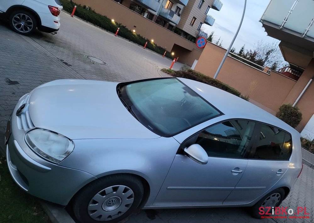 2004' Volkswagen Golf photo #2