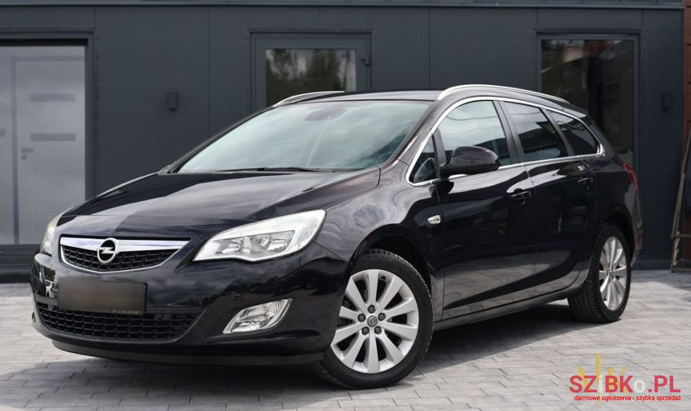 2011' Opel Astra photo #1