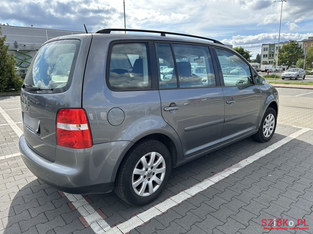 2005' Volkswagen Touran photo #3
