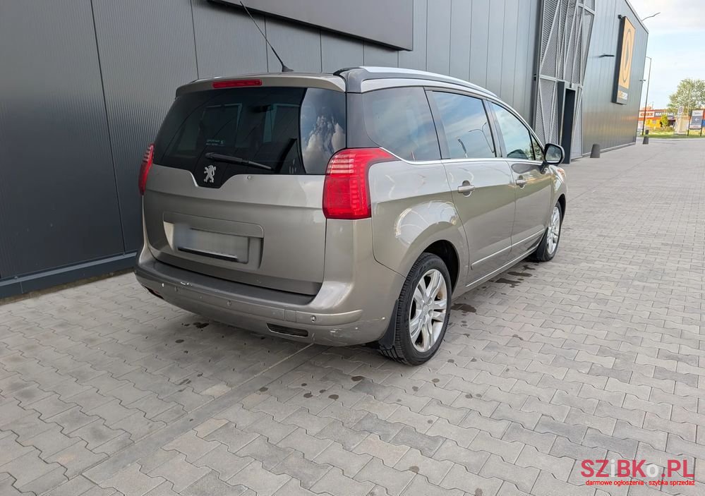 2011' Peugeot 5008 photo #6