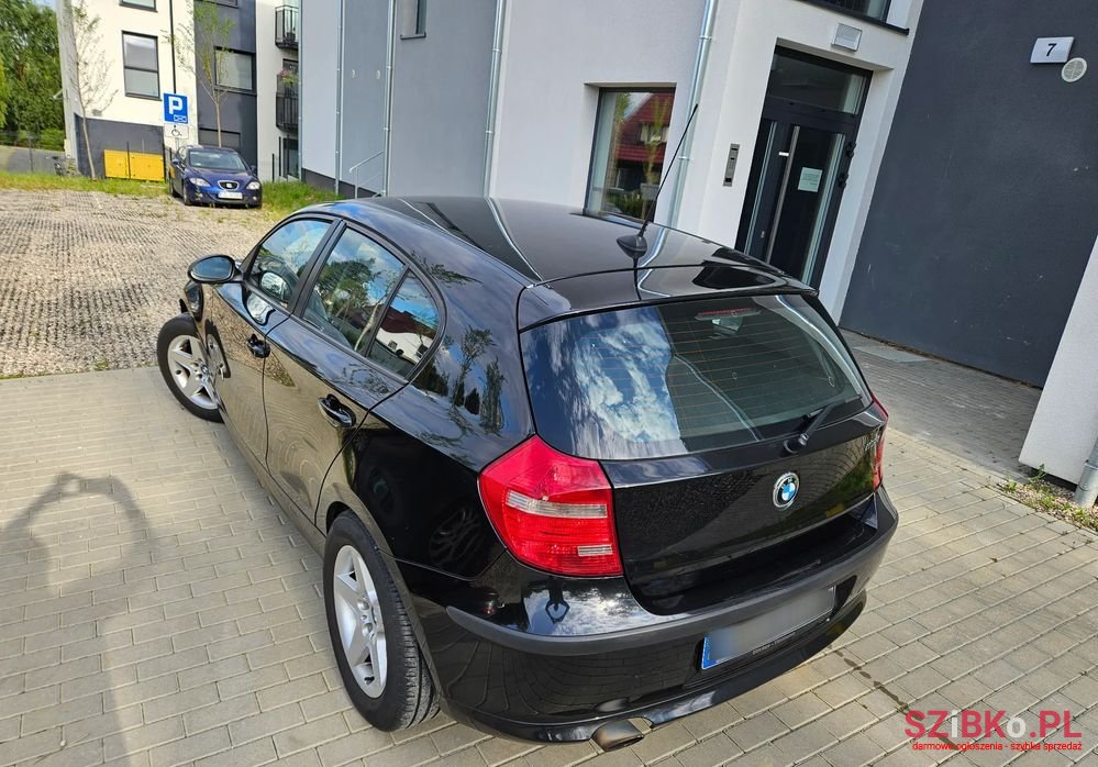 2009' BMW 1 Series 116I photo #3