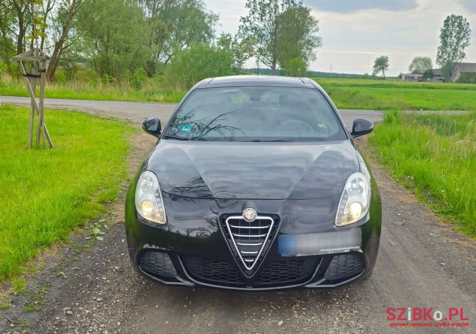2011' Alfa Romeo Giulietta photo #2