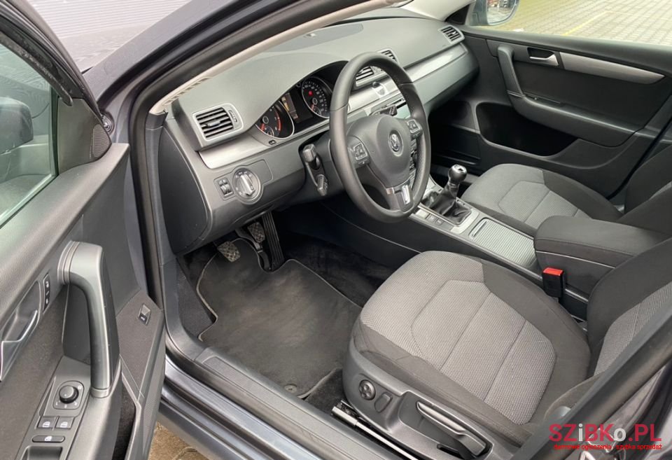 2011' Volkswagen Passat photo #5