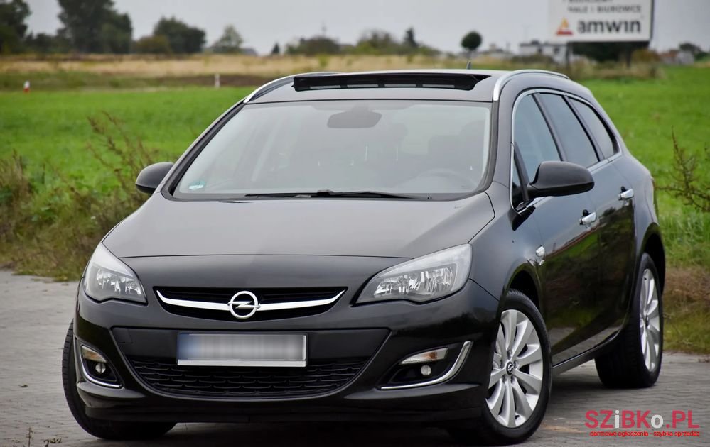 2013' Opel Astra photo #2