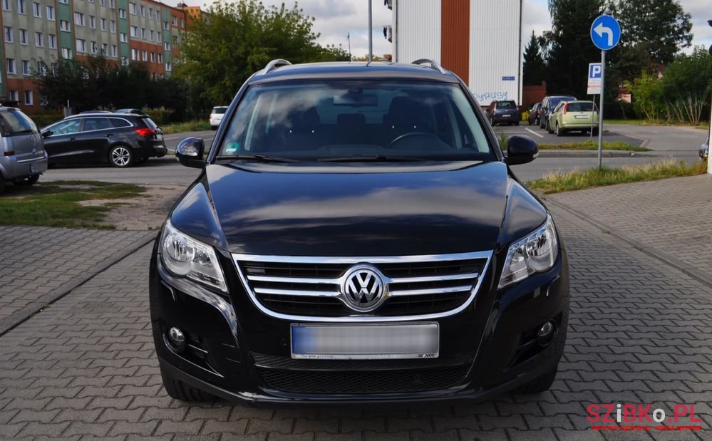 2011' Volkswagen Tiguan photo #2