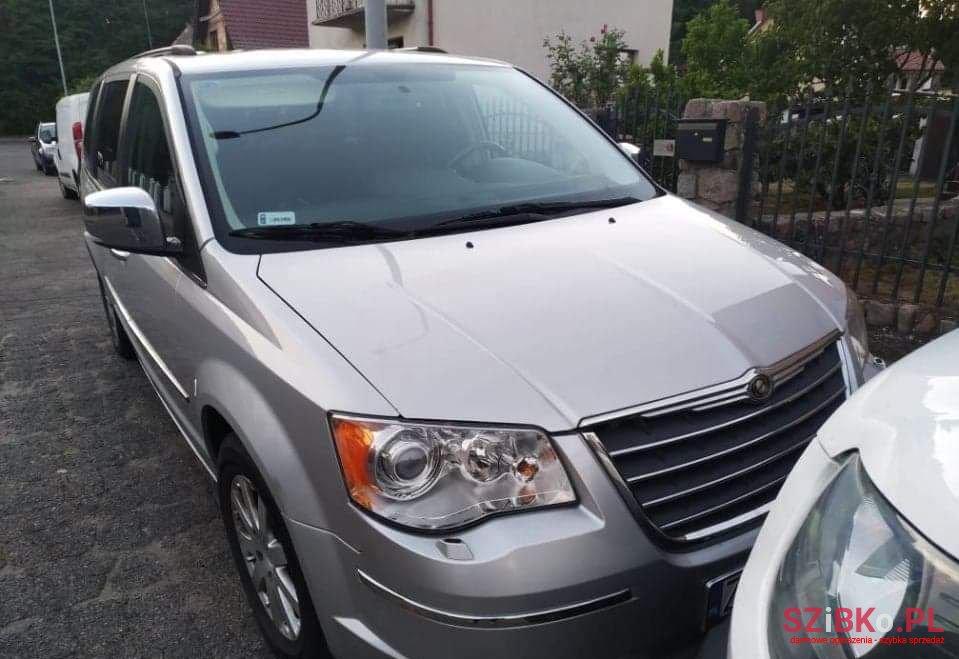2009' Chrysler Grand Voyager photo #2