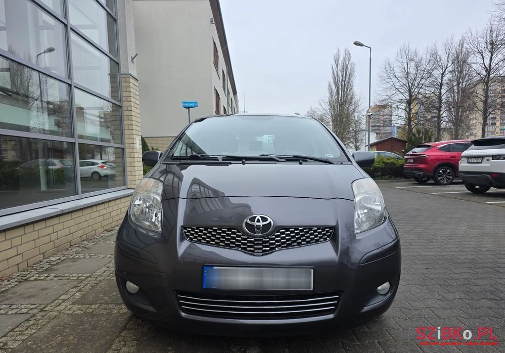 2011' Toyota Yaris photo #2