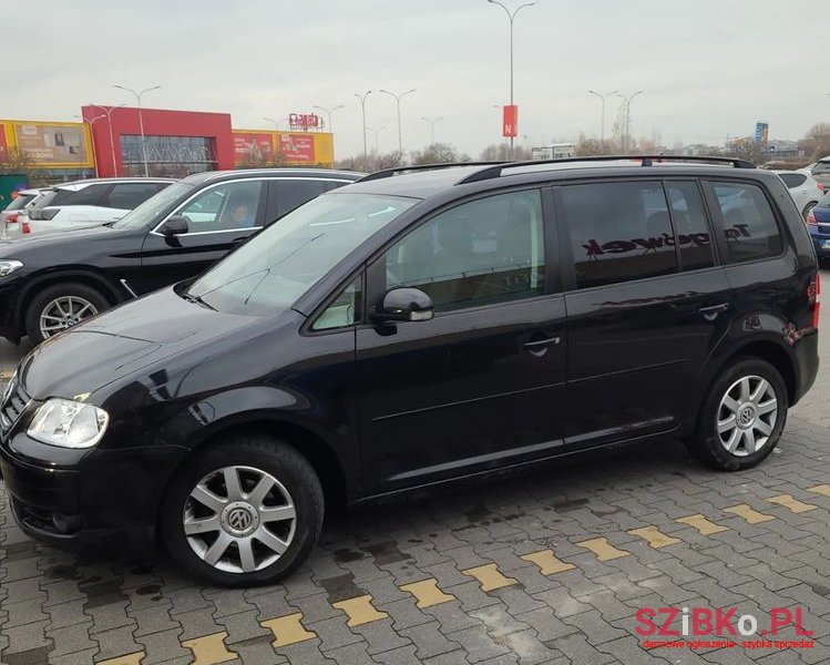 2006' Volkswagen Touran 2.0 Tdi Trendline photo #1