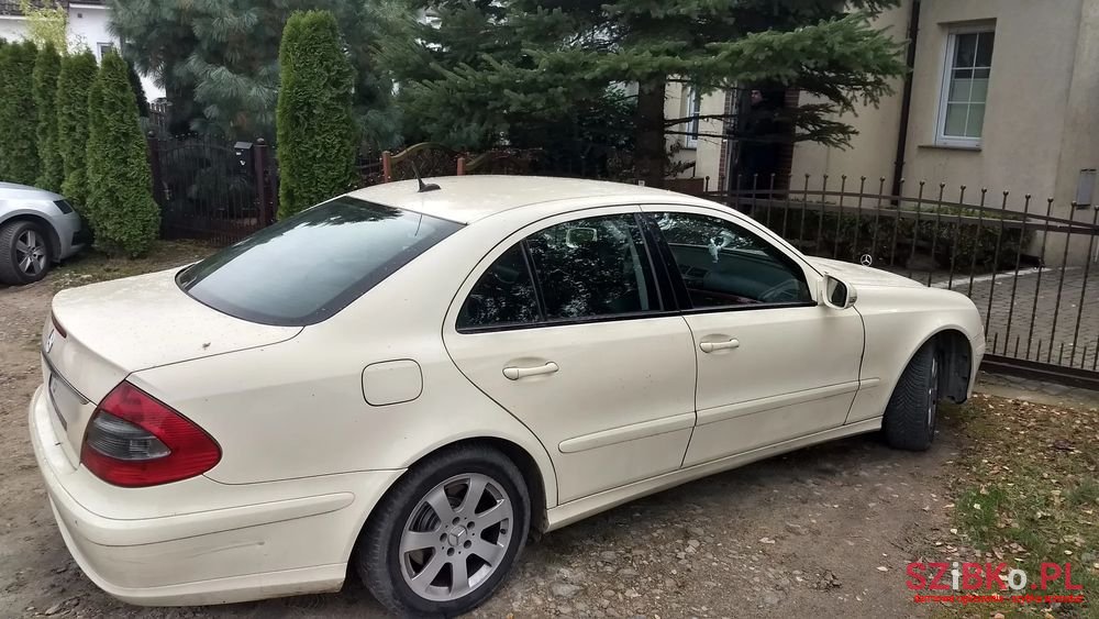2008' Mercedes-Benz E-Class 200 Cdi photo #6