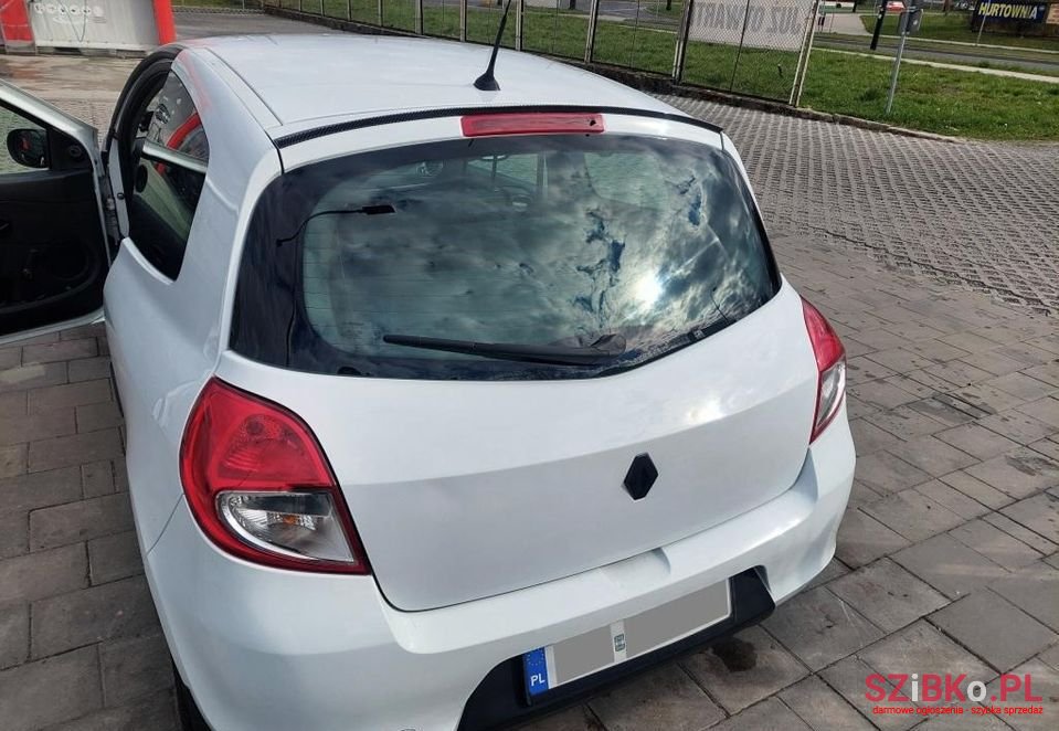 2010' Renault Clio photo #4