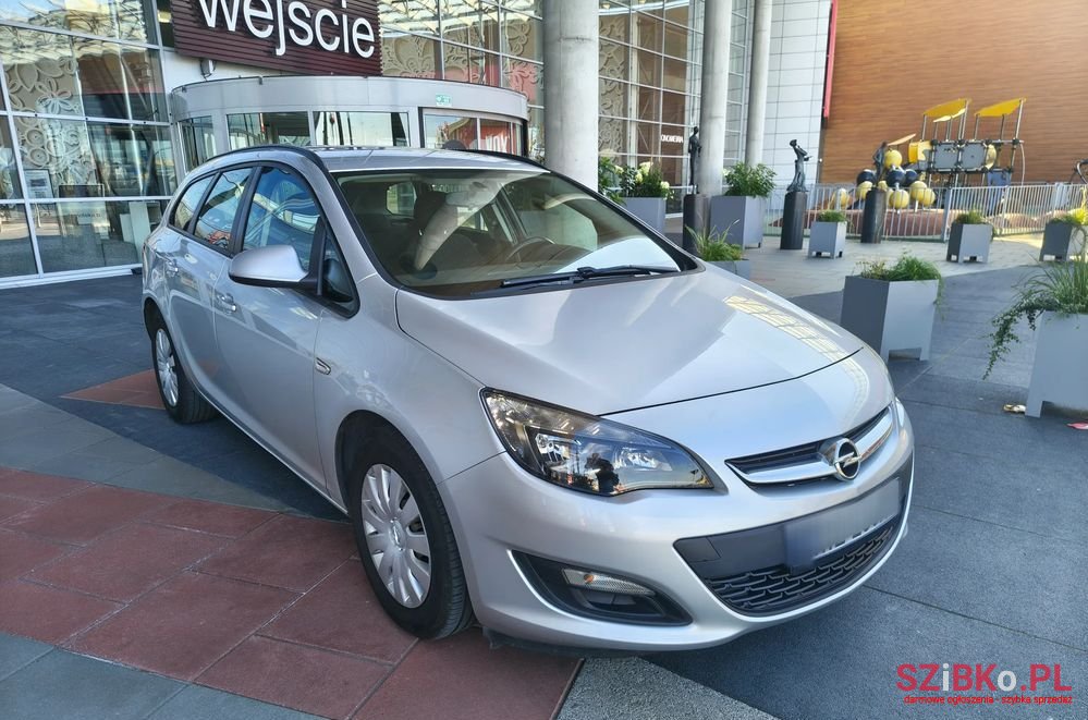 2013' Opel Astra photo #2