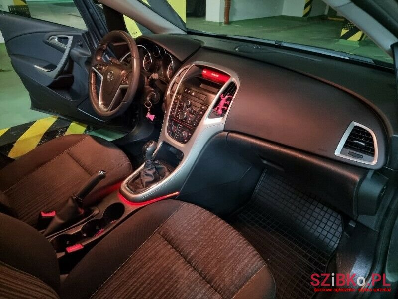 2012' Opel Astra photo #3