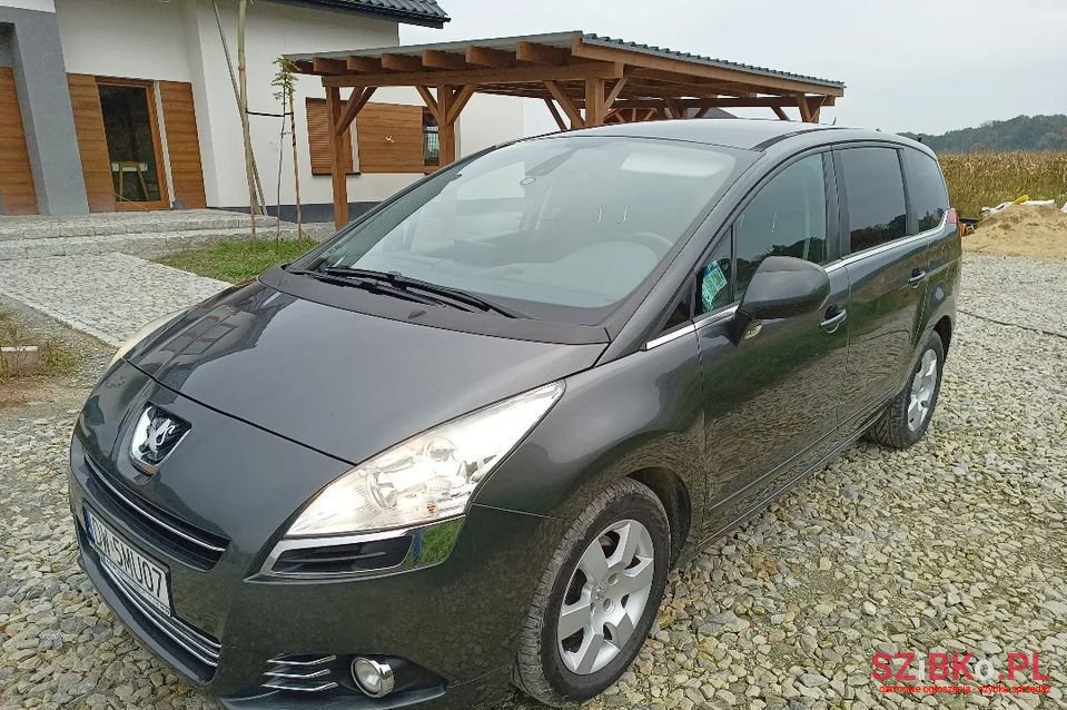 2012' Peugeot 5008 photo #1