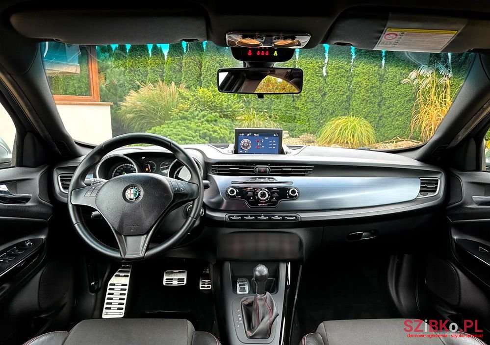 2013' Alfa Romeo Giulietta photo #3