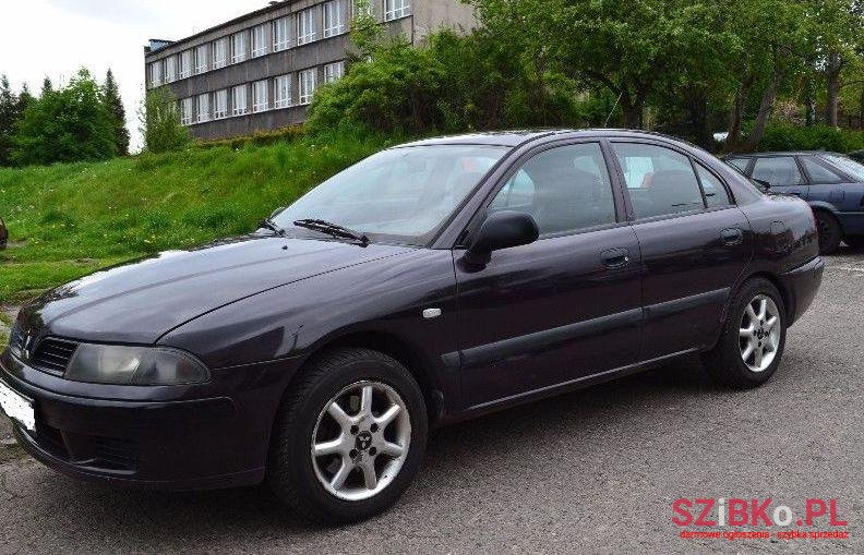 2002' Mitsubishi Carisma photo #2