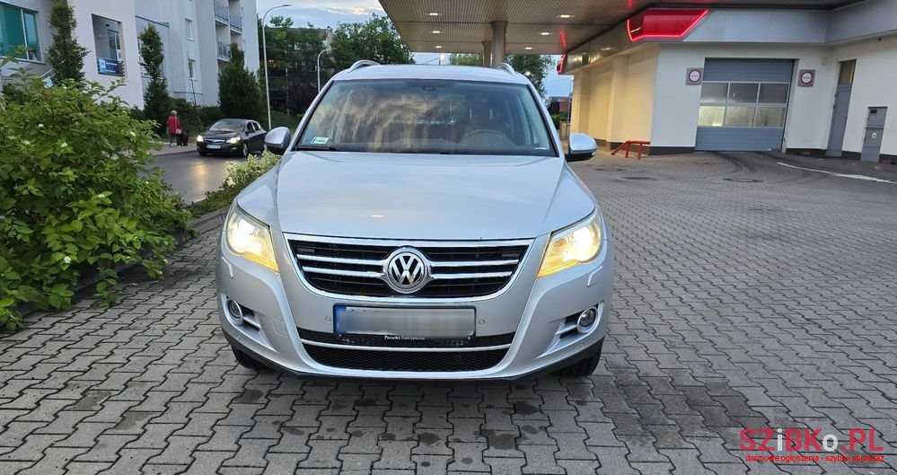 2011' Volkswagen Tiguan photo #2