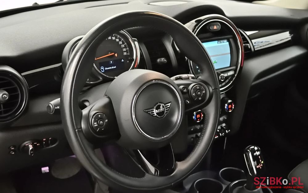 2018' MINI Cooper Standard photo #3